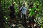 Com o Álvaro e o Valentín no trecho de mata da trilha da Pedra da Gavea, no Parque Nacional da Tijuca, no Rio de Janeiro
